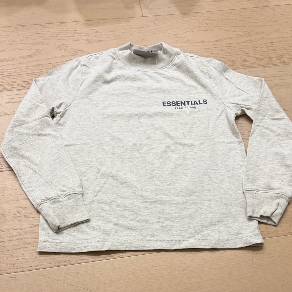 Essentials Fear of God Gray Mock-Neck Long Sleeve T-Shirt in Grey. Size 6/7
